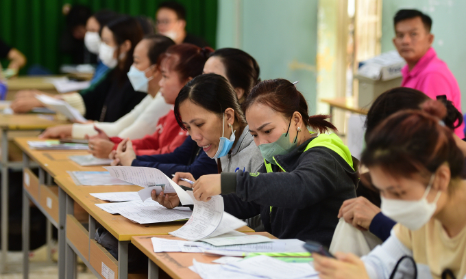 Am 26. Juli können Menschen im Arbeitsvermittlungszentrum von Ho-Chi-Minh-Stadt Arbeitslosenunterstützung beantragen. Foto: Thanh Tung