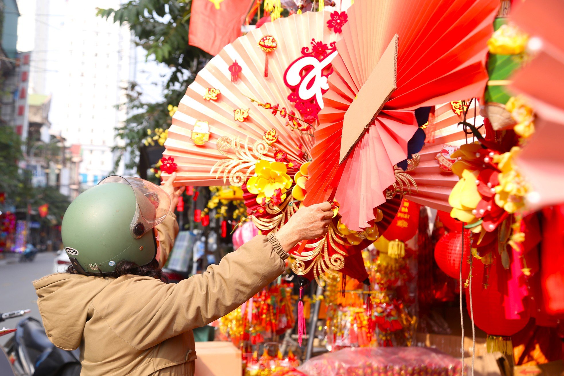 La primavera llega radiante a la calle más grande donde se venden decoraciones para el Tet en Nghe An (foto 12)