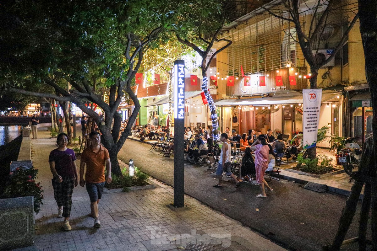 People spread mats and set up tables to drink coffee in the middle of Ngoc Khanh Lake walking street, photo 14