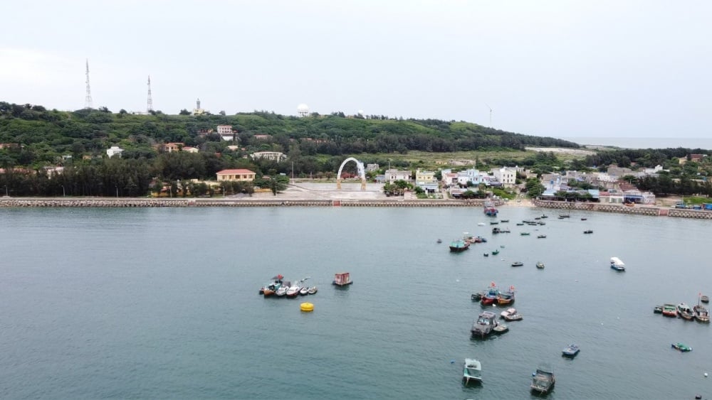 Distrito insular de Bach Long Vi: el crédito de política social acompaña a los pescadores para que se queden en el mar y las islas