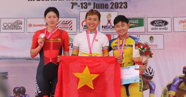 Cyclist Nguyen Thi That replaces archer Anh Nguyet to hold Vietnam's flag at the opening ceremony of the Olympics.