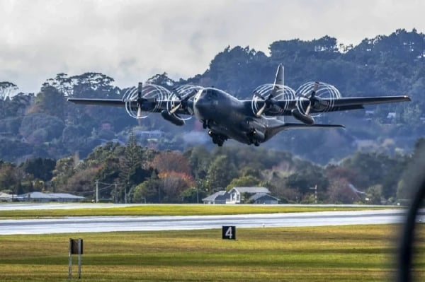 The situation is complicated, military transport planes begin to evacuate tourists.