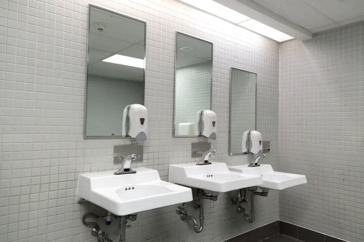 Die Alamance-Burlington High School hat alle Spiegel aus ihren Toiletten entfernt, damit die Schüler nicht die Möglichkeit haben, den Unterricht zu schwänzen und auf die Toilette zu gehen, um TikTok-Videos zu machen.