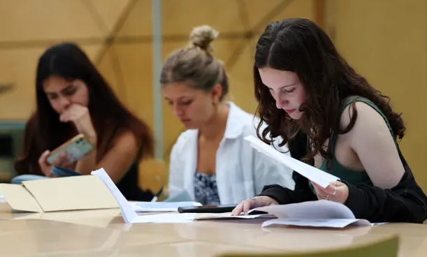 Britische Schüler erhalten am 17. August ihre A-Level-Ergebnisse. Foto: EPA
