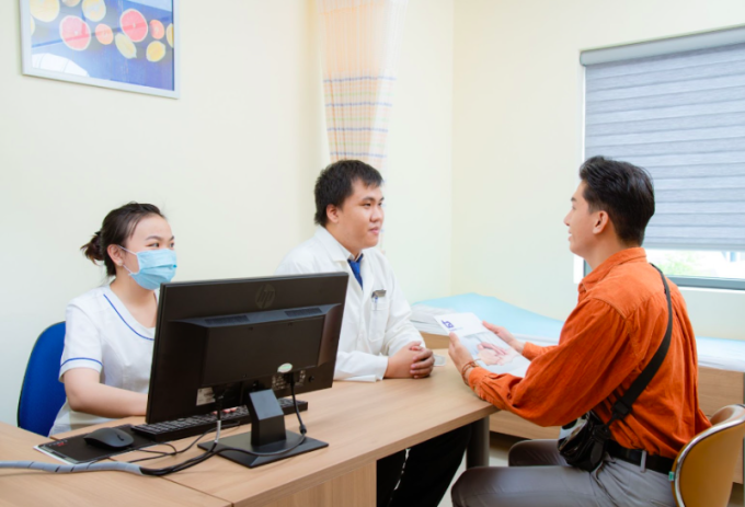 El doctor Ngoc Thien examina a un paciente. Foto: Proporcionada por el hospital.