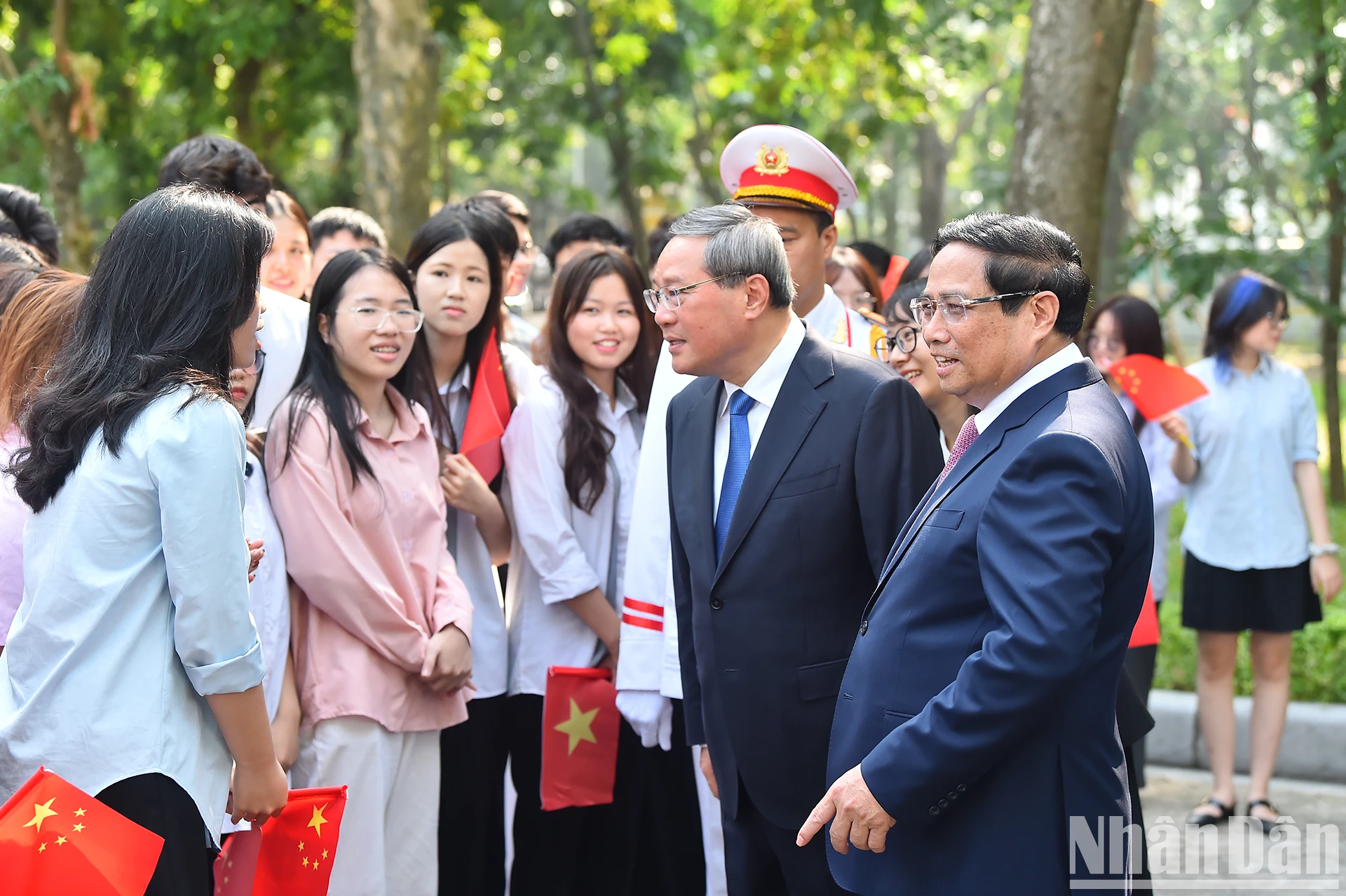 [ภาพ] นายกรัฐมนตรี Pham Minh Chinh เป็นประธานในพิธีต้อนรับนายกรัฐมนตรีจีน Li Qiang อย่างเป็นทางการ ภาพที่ 8