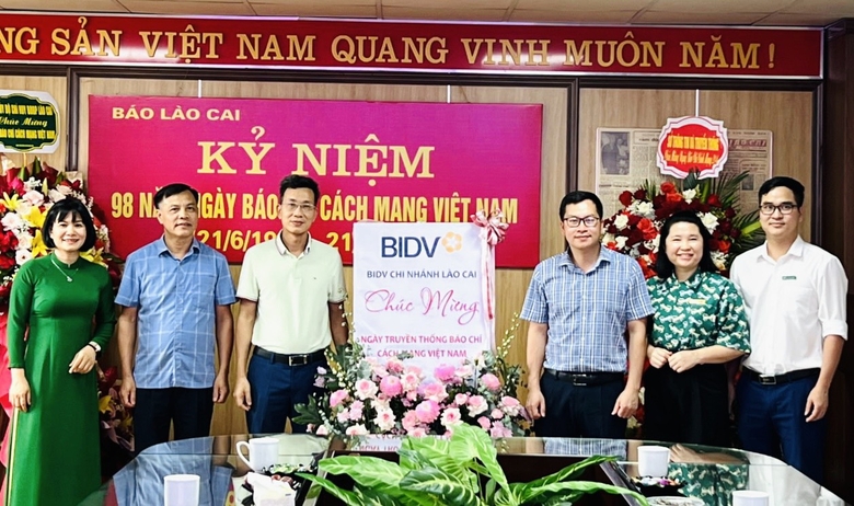 BIDV Bank Lao Cai branch presents flowers to congratulate Lao Cai Newspaper..jpg