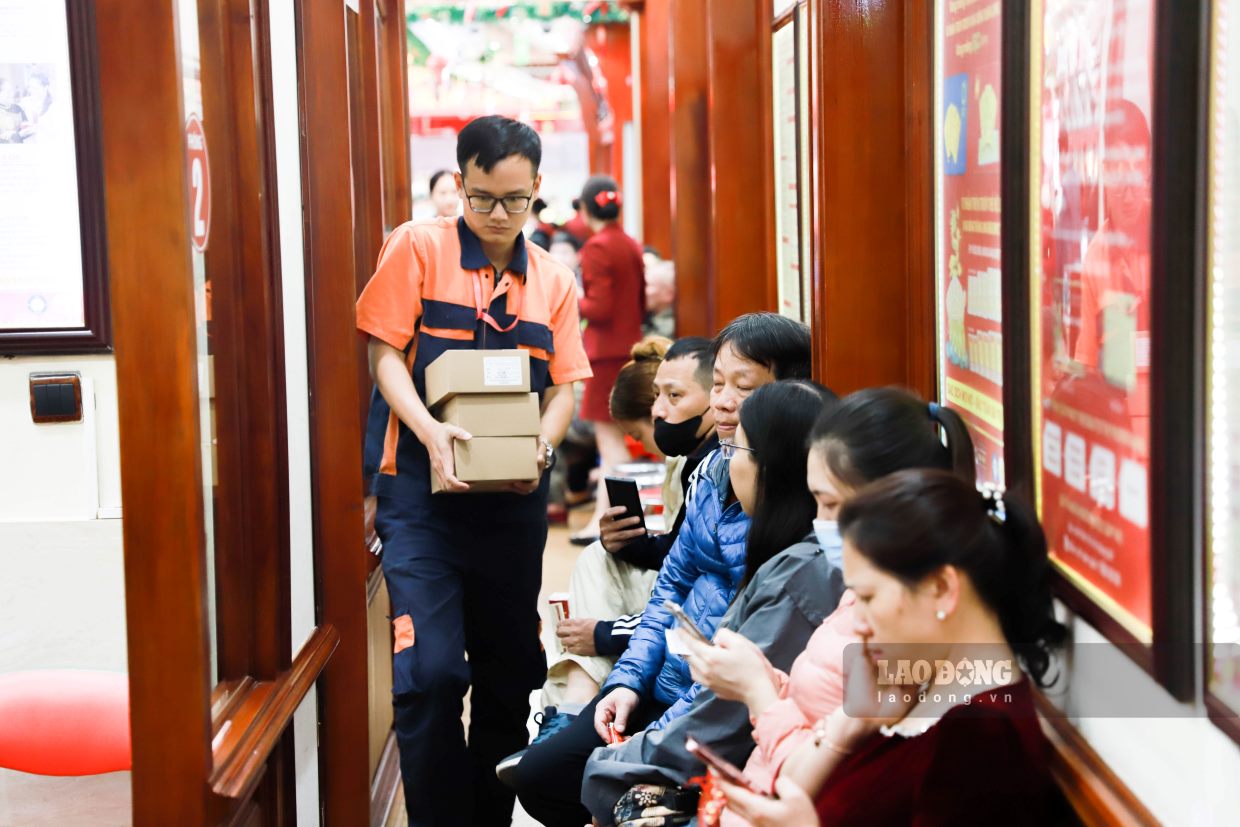 Many people lined up to trade gold. Photo: Phan Anh