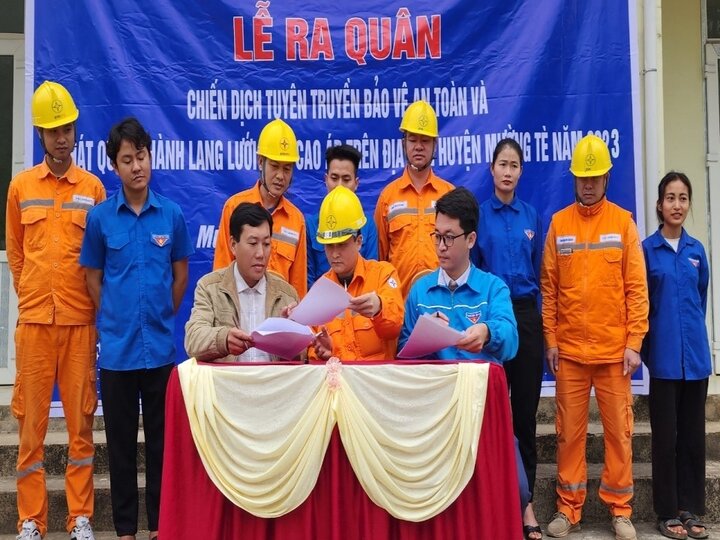 Muong Te Electricity (PC Lai Chau) launched a campaign to propagate safety protection and clear high-voltage power grid corridors.