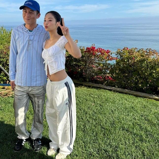 Jennie Blackpink takes a photo with Edison Chen. Photo: Instagram.