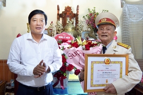 Comité du Parti de la ville de Viet Tri : remise des insignes du Parti le 19 mai