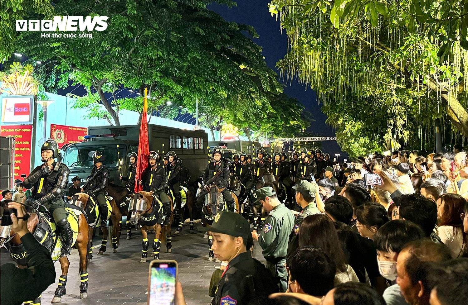 Défilé de la cavalerie mobile de la police sur la rue piétonne Nguyen Hue - 12