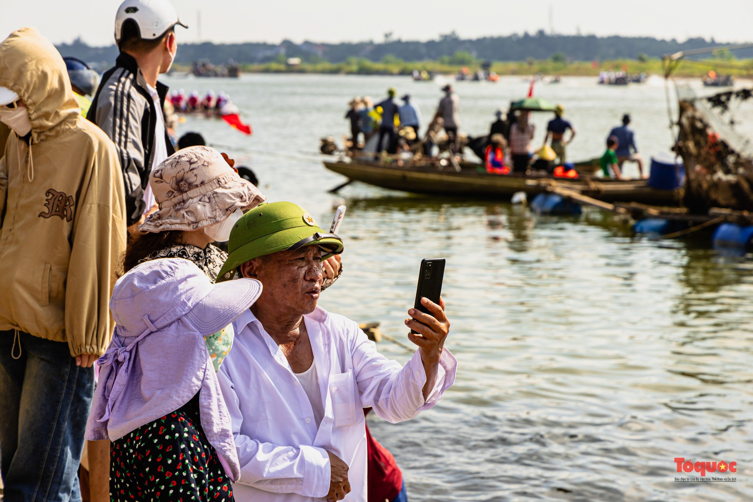 Hào hững lễ hội đua bơi cầu 