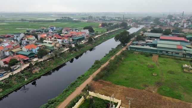 Primer plano del río Nhue contaminado, el Ministerio de Agricultura acaba de proponer una solución para reactivarlo, foto 2