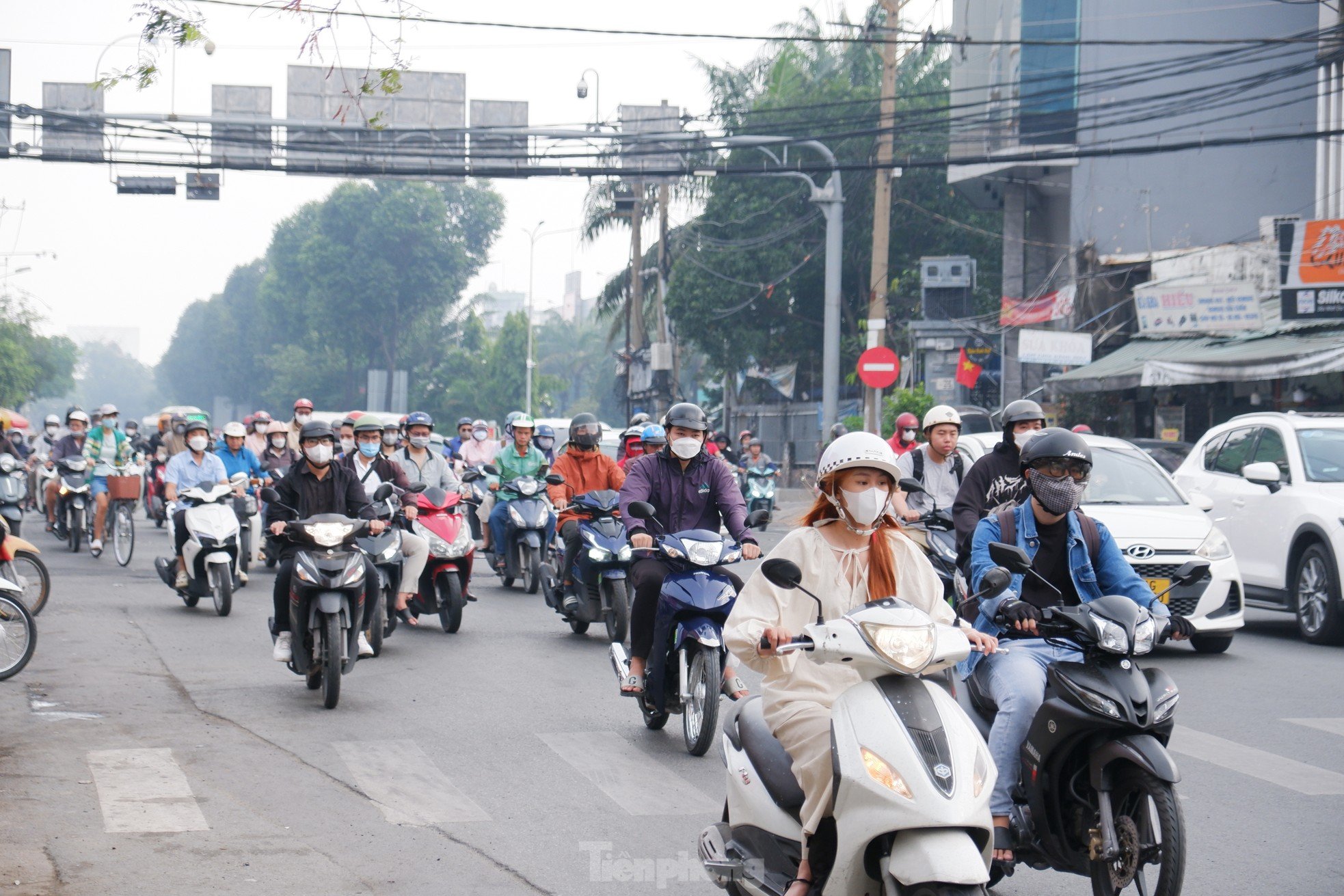 Bầu trời TPHCM mù mịt, khả năng có mưa trái mùa hôm nay ảnh 6