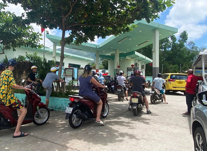 La gente espera para llenar sus tanques de gasolina en la gasolinera Thu Tam en la mañana del 2 de junio. Foto: Hac Minh