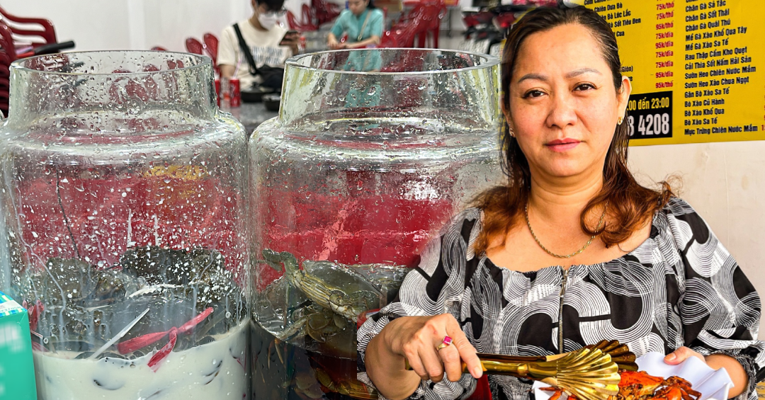 El dueño de una tienda de la ciudad de Ho Chi Minh vende 100 kilos de cangrejos Ca Mau al día bañandolos en leche fresca y sasafrás.