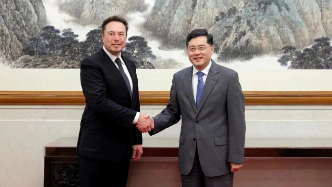 Elon Musk (trái) và Bộ trưởng Ngoại giao Trung Quốc Tần Cương hôm 30/5. Ảnh: Reuters