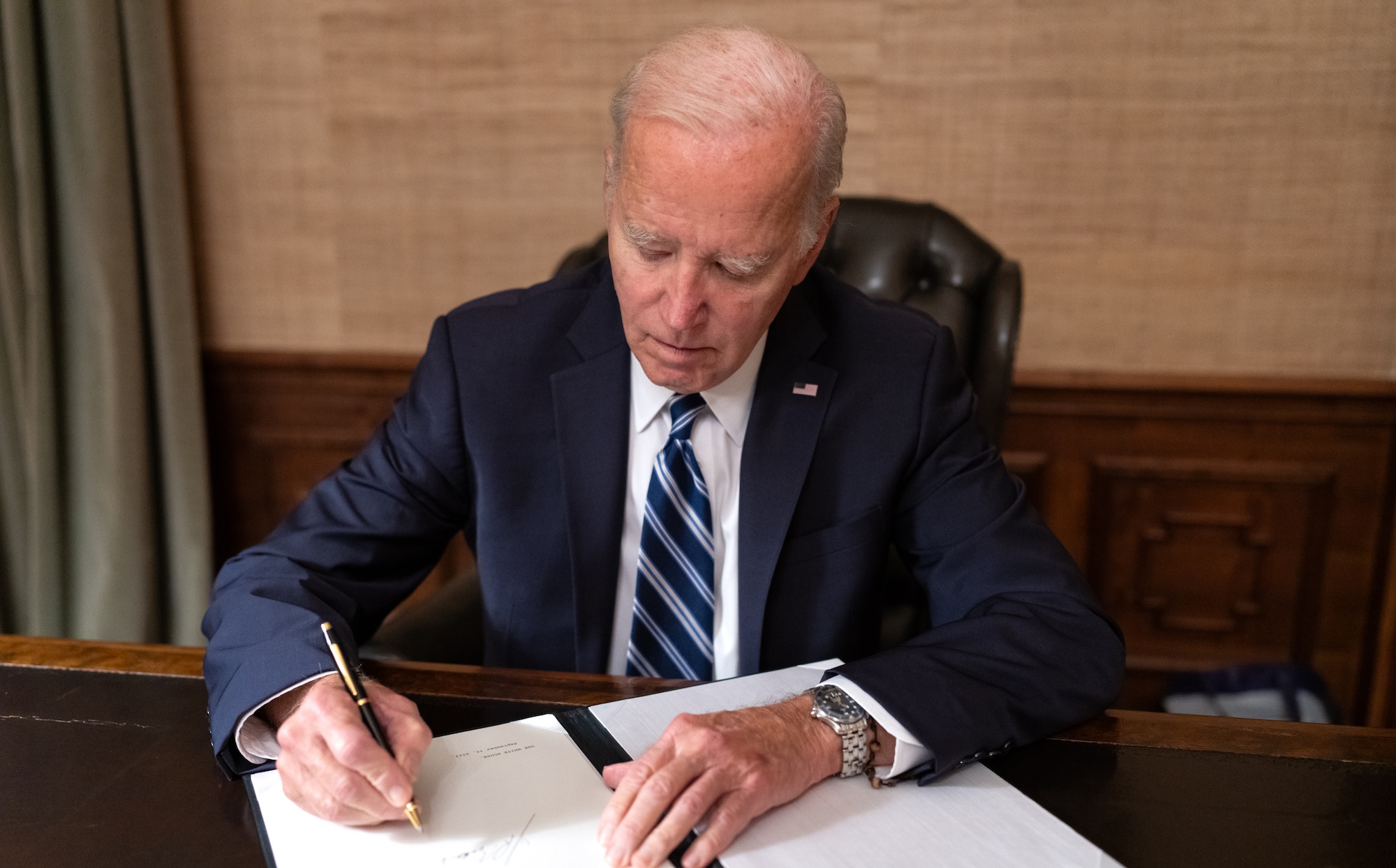 Biden firma proyecto de ley para impedir que el gobierno estadounidense avance en el último minuto