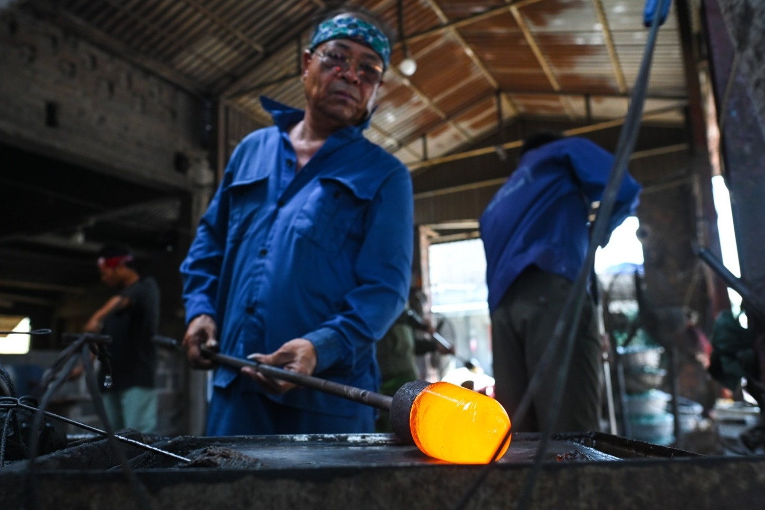 Workers toil to blow 3,000 cups of draft beer every day in Nam Dinh