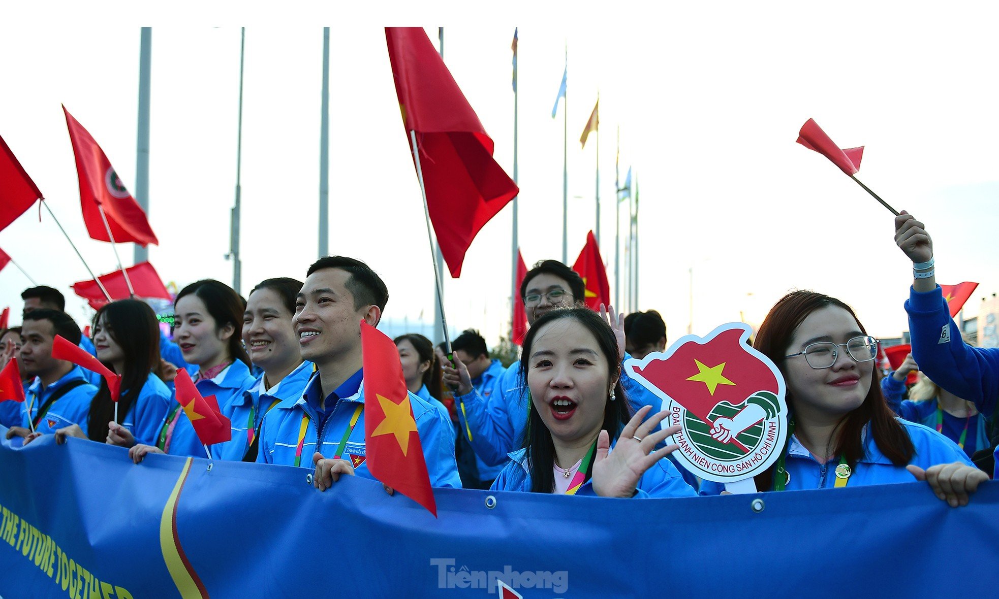 Bandera roja con estrella amarilla ondeando en el Festival Mundial de la Juventud 2024 foto 7