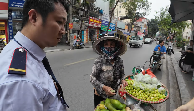 Người bảo vệ xuất hiện giải vây cho hai du khách Tây - Ảnh cắt từ clip