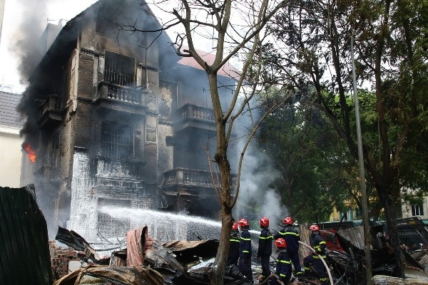 Tube house has fire accident, which way to escape safely?