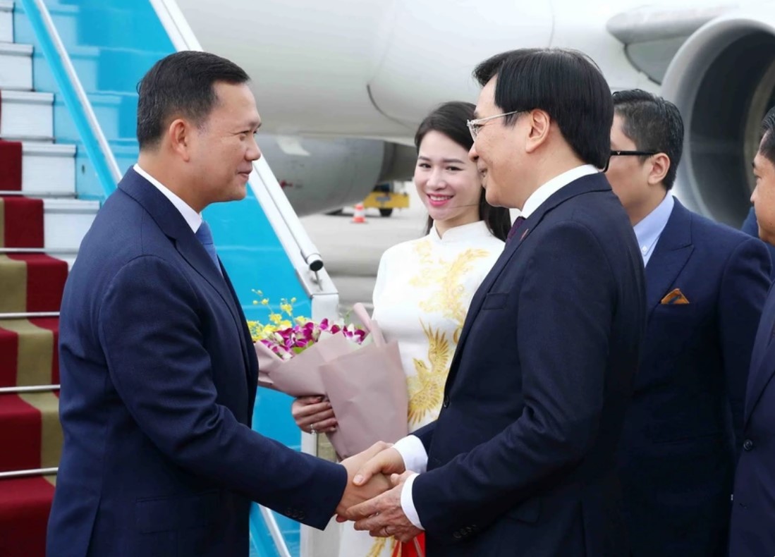 Cérémonie d'accueil du Premier ministre cambodgien à l'aéroport international de Noi Bai. Photo : VNA