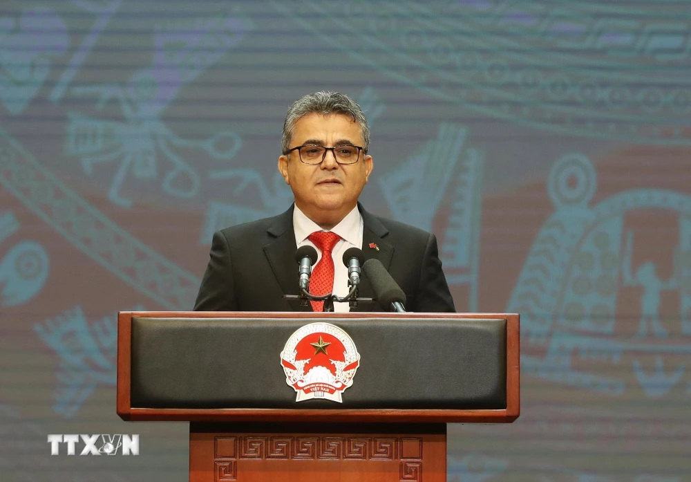 El Sr. Saadi Salama, Embajador de Palestina en Vietnam y Jefe del Cuerpo Diplomático, pronunció un discurso de felicitación. (Foto: Lam Khanh/VNA)