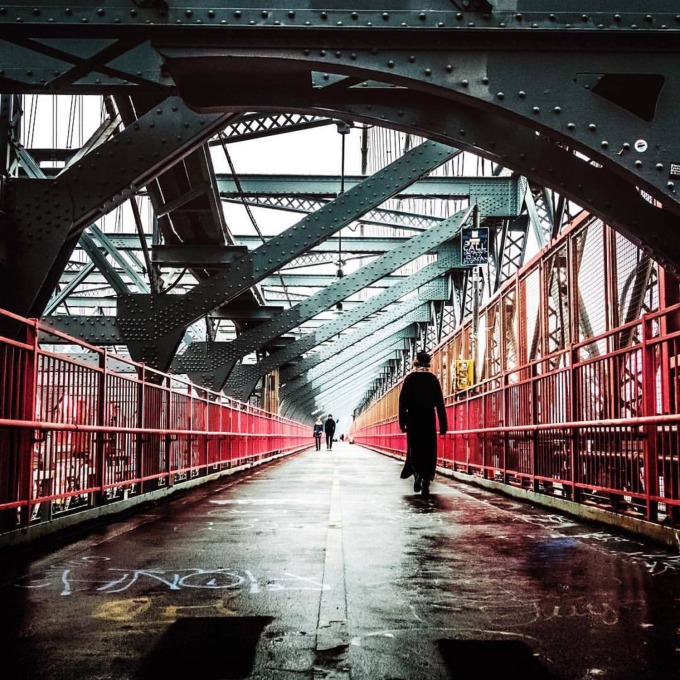 Oberhalb der Williamsburg Bridge befindet sich ein Fußgängerweg, darunter verläuft die Straße für Autos. Foto: NYC