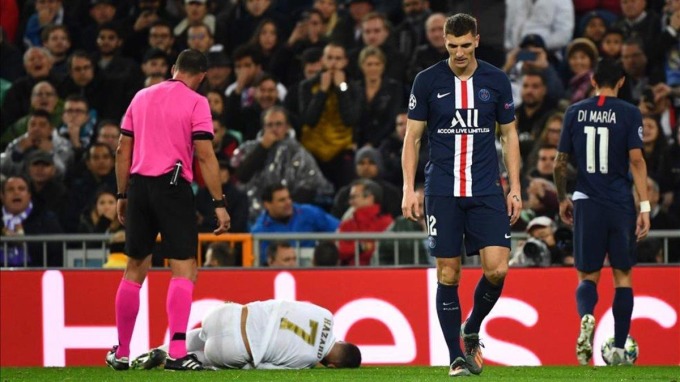 Hazard se lesionó después de una entrada de Meunier (número 12) en el partido de la fase de grupos de la Liga de Campeones el 26 de noviembre de 2019. Foto: Diario Sport