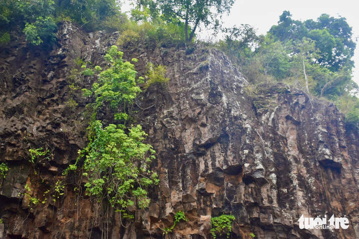 Đến thác Vực Hòm khám phá 'gành Đá Đĩa' trên núi