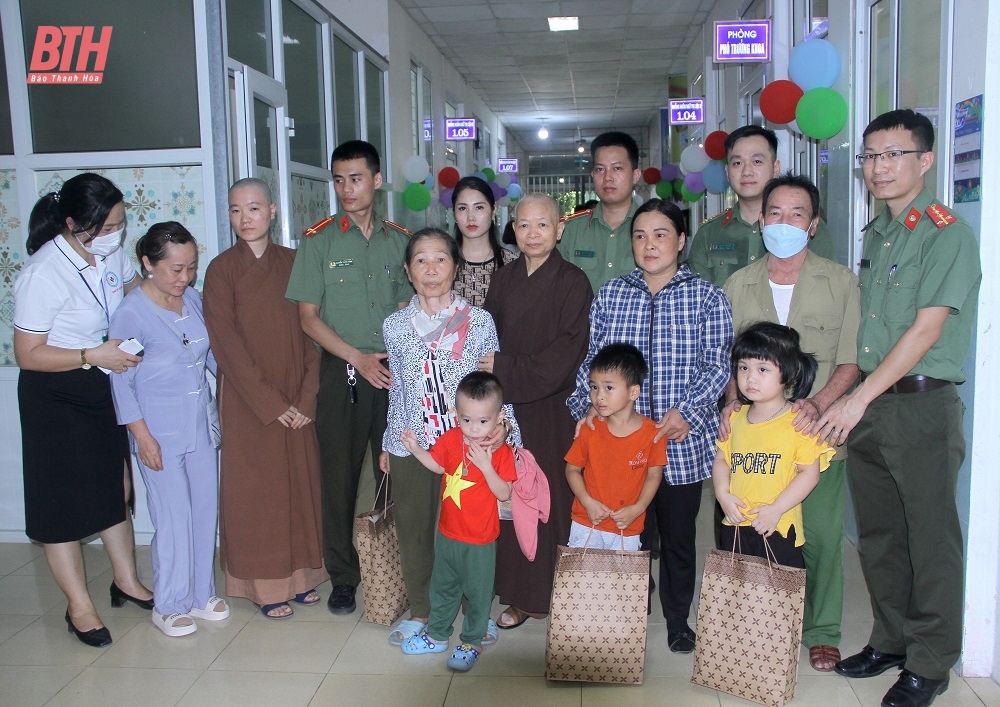 Übergabe von Geschenken an Kinder, die im Thanh Hoa Kinderkrankenhaus behandelt werden