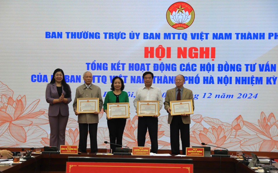 Die Vorsitzende des Komitees der Vietnamesischen Vaterländischen Front der Stadt Hanoi, Nguyen Lan Huong, verlieh den Mitgliedern des Ständigen Vorstands der Vaterländischen Front der Stadt Verdiensturkunden für ihre Beiträge zur Arbeit der Vaterländischen Front der Stadt im Zeitraum 2019–2024.