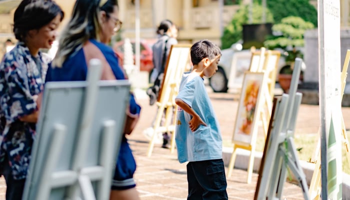 Los turistas disfrutan admirando el espacio de diseño creativo de Hanoi 2024