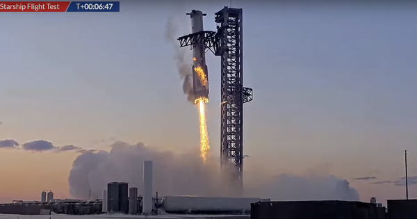 Spectacular moment SpaceX 'catches' booster rocket after launching Starship spacecraft