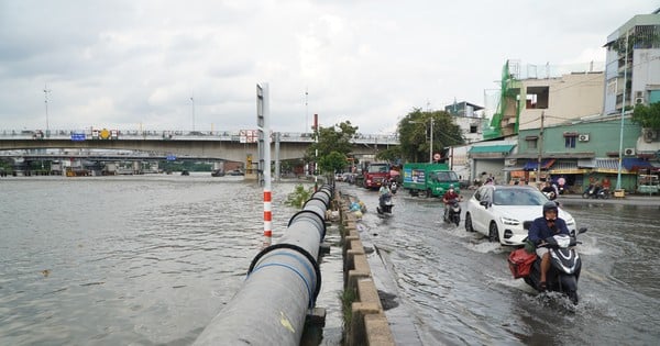 High tide, flooded streets, people in Ho Chi Minh City struggle to get home