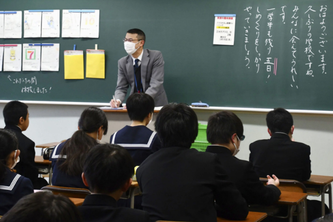 Many Japanese teachers are no longer interested in their profession due to long working hours and tiring paperwork. Photo: Kyodo