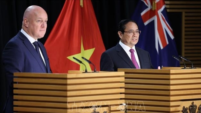 El Primer Ministro de Nueva Zelanda y el Primer Ministro Pham Minh Chinh celebran una conferencia de prensa conjunta