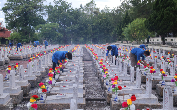 Les jeunes de Quang Tri allument des bougies en signe de gratitude au cimetière national des martyrs de Truong Son, en juillet 2021. Photo : Hoang Tao