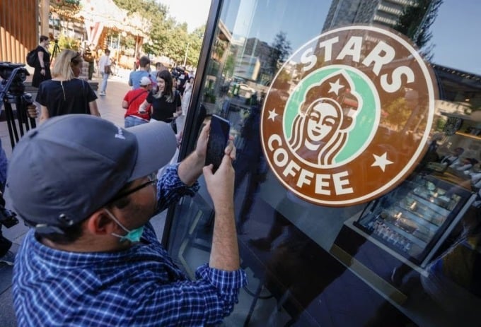 ด้านนอกร้านทดแทนของ Starbucks ในมอสโกในเดือนสิงหาคม 2022 ภาพ : รอยเตอร์ส