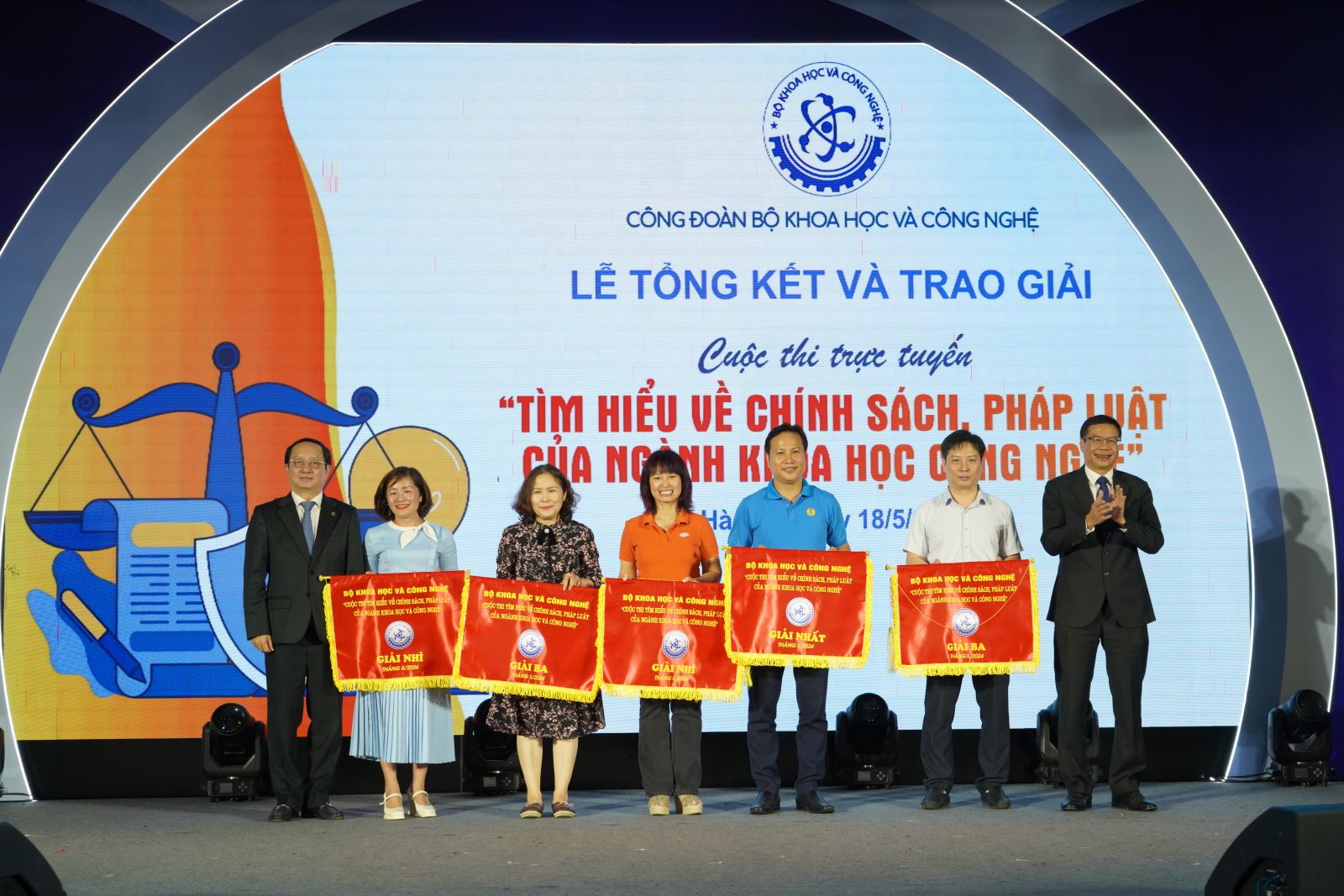 Trao giải Cuộc thi trực tuyến tìm hiểu về chính sách, pháp luật của ngành KH&amp;CN và Liên hoan văn nghệ kỷ niệm 65 năm thành lập Bộ KH&amp;CN