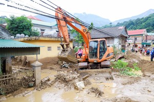 Travaux de récupération après les inondations et les tempêtes dans le district de Ky Son. Photo : Pham Bang