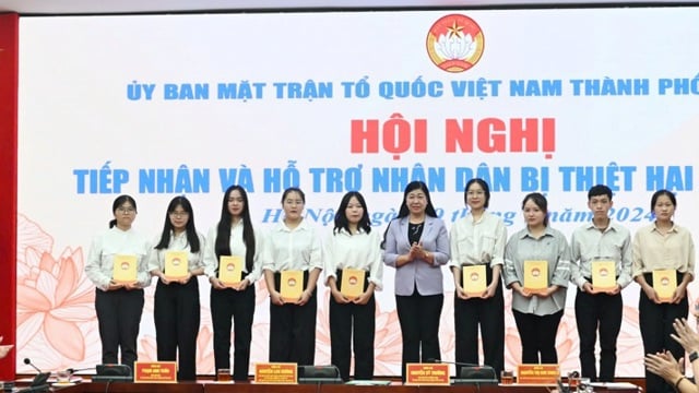 Hanoi destina 30.000 millones de VND adicionales para ayudar a 12 provincias y ciudades a superar las consecuencias de las tormentas y las inundaciones.