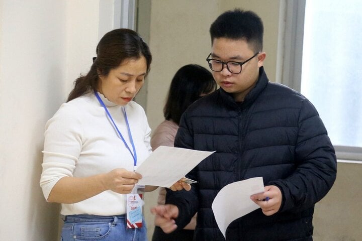 第一ラウンドで受験者が試験室に入る。（写真：Thuy Nga）