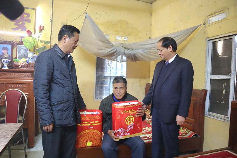 Head of the Hanoi Party Committee's Propaganda Department Nguyen Doan Toan and Secretary of the Dan Phuong District Party Committee Tran Duc Hai presented gifts to Mr. Nguyen Duc Thang, Cluster 3, Hong Ha Commune, Dan Phuong District.