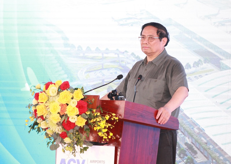 Le Premier ministre Pham Minh Chinh a coupé le ruban pour inaugurer l'aéroport de Dien Bien.