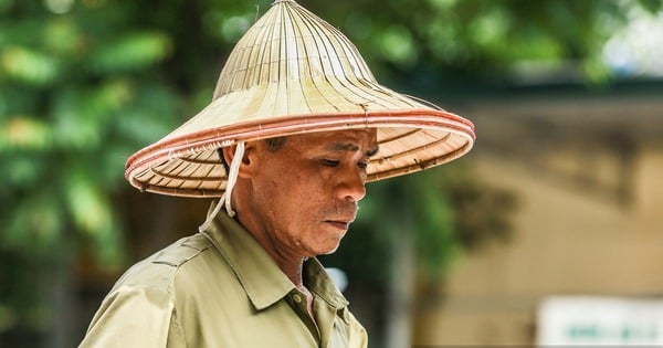 Los rostros sudorosos de los trabajadores en el clima de 40 grados centígrados de Hanoi