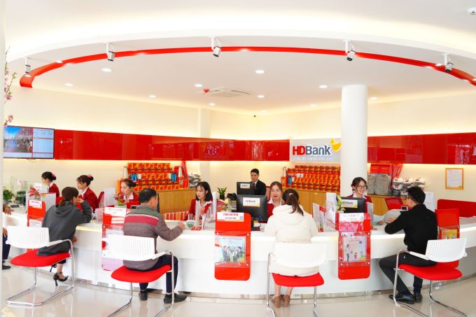 Clientes acuden a una sucursal de HDBank para realizar transacciones. Foto:
