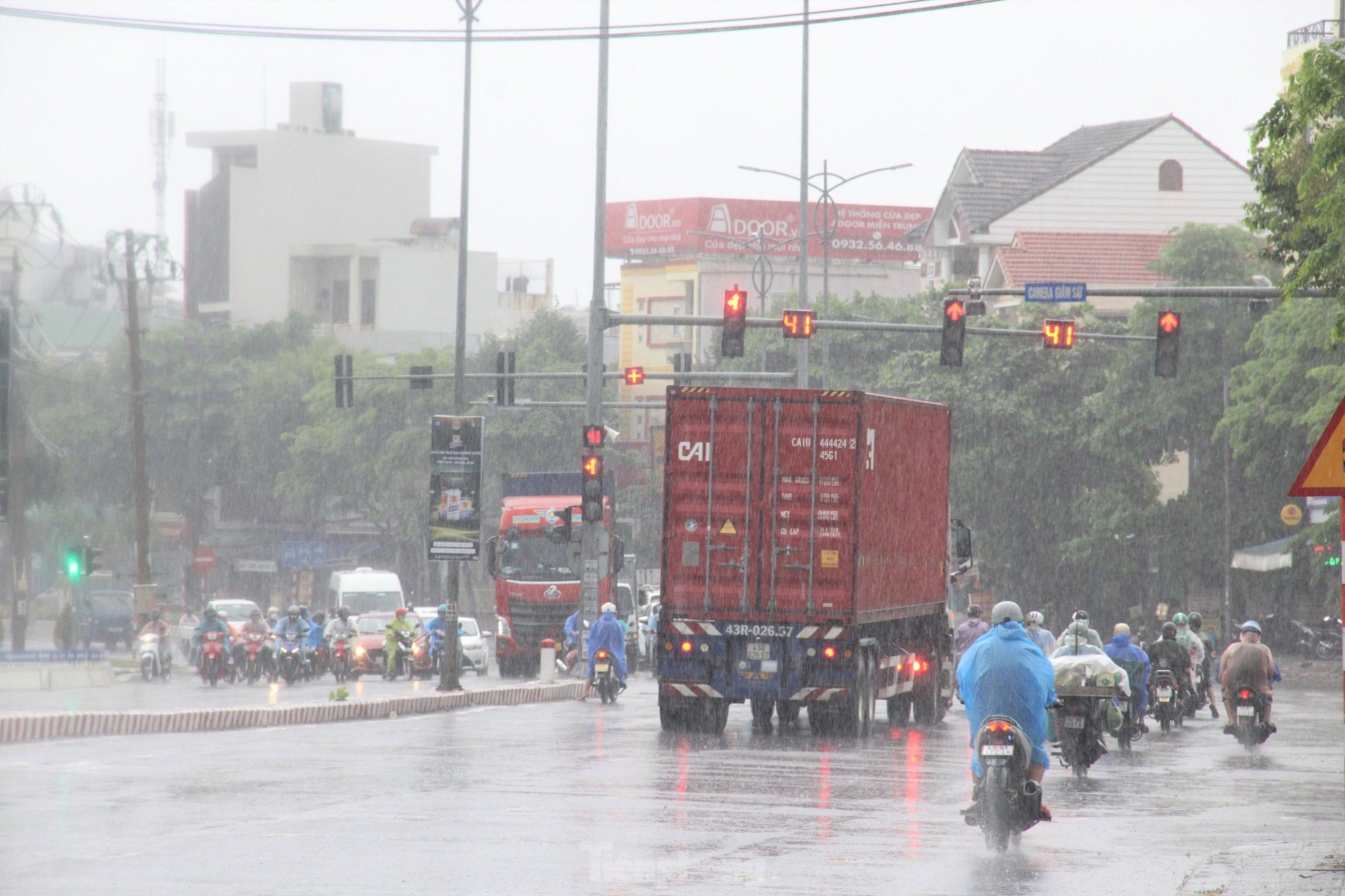 Viele Straßen in Da Nang wurden nach dem goldenen Regen zur Abkühlung überflutet. Foto 1